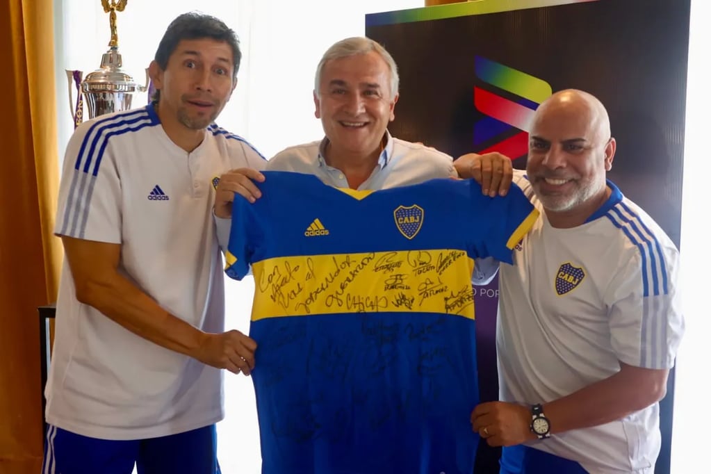 Las figuras "xeneizes" Jorge "Patrón" Bermúdez y Mauricio "Chicho" Serna obsequiaron al gobernador Morales una camiseta de Boca Juniors firmada por todos los integrantes de la delegación que llegó a Jujuy.