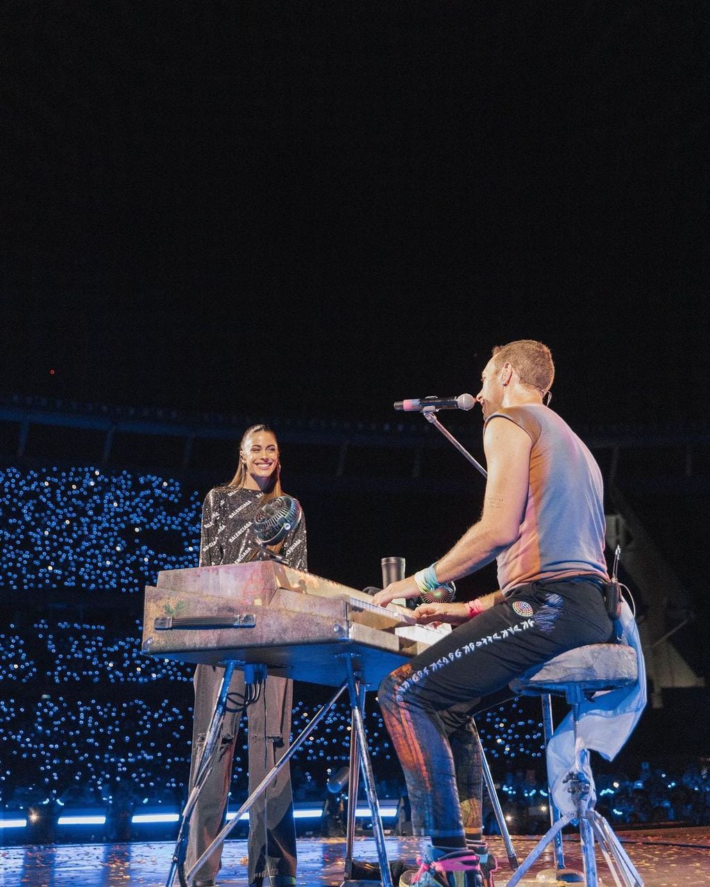 Tini Stoessel sorprendió al público al participar del recital de Coldplay.