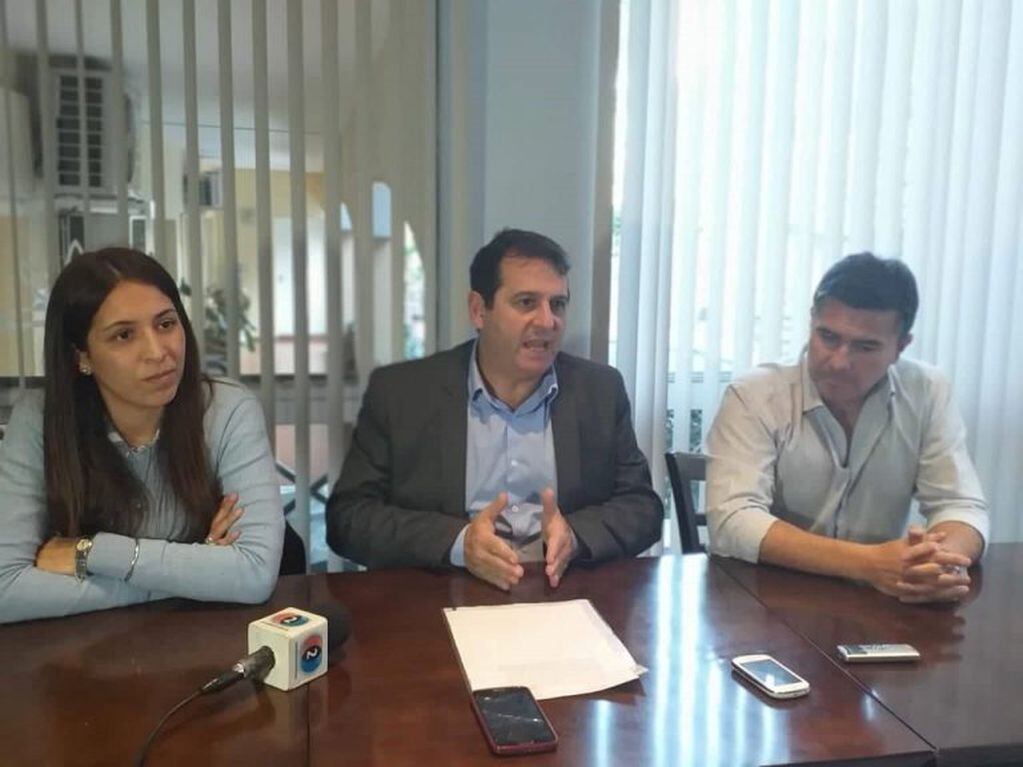 Daniela Ferrari, Juan Manuel Saieg y Javier Almada haciendo público la demanda y cautelar presentada ante la Justicia.