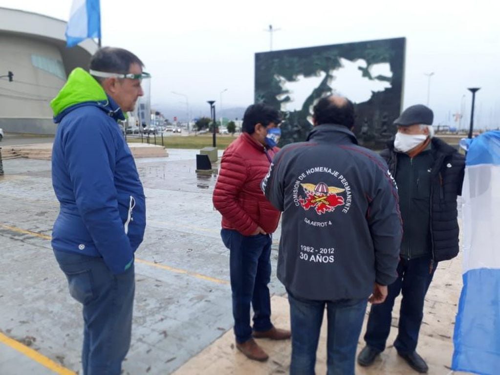 8J en Ushuaia - Vecinos se congregron en apoyo a la propuesta de defensa de los Símbolos Patrios.