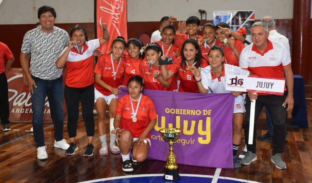 Las jugadoras jujeñas de futsal se colgaron la medalla dorada en Salta.