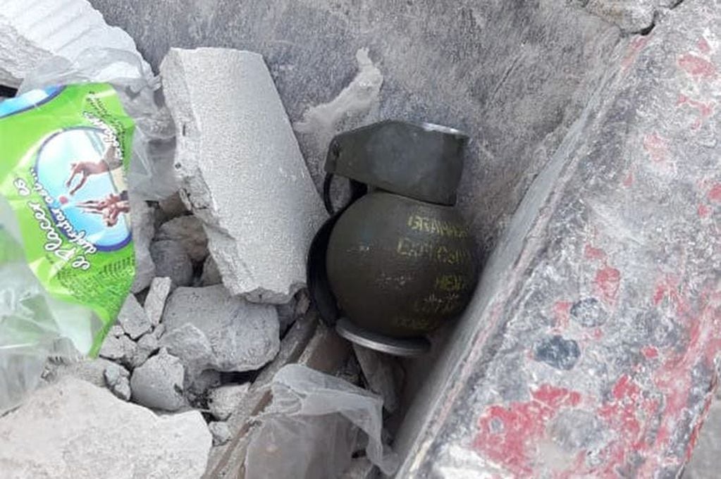 La granada, hallada entre los escombros (Foto:LaNacion)