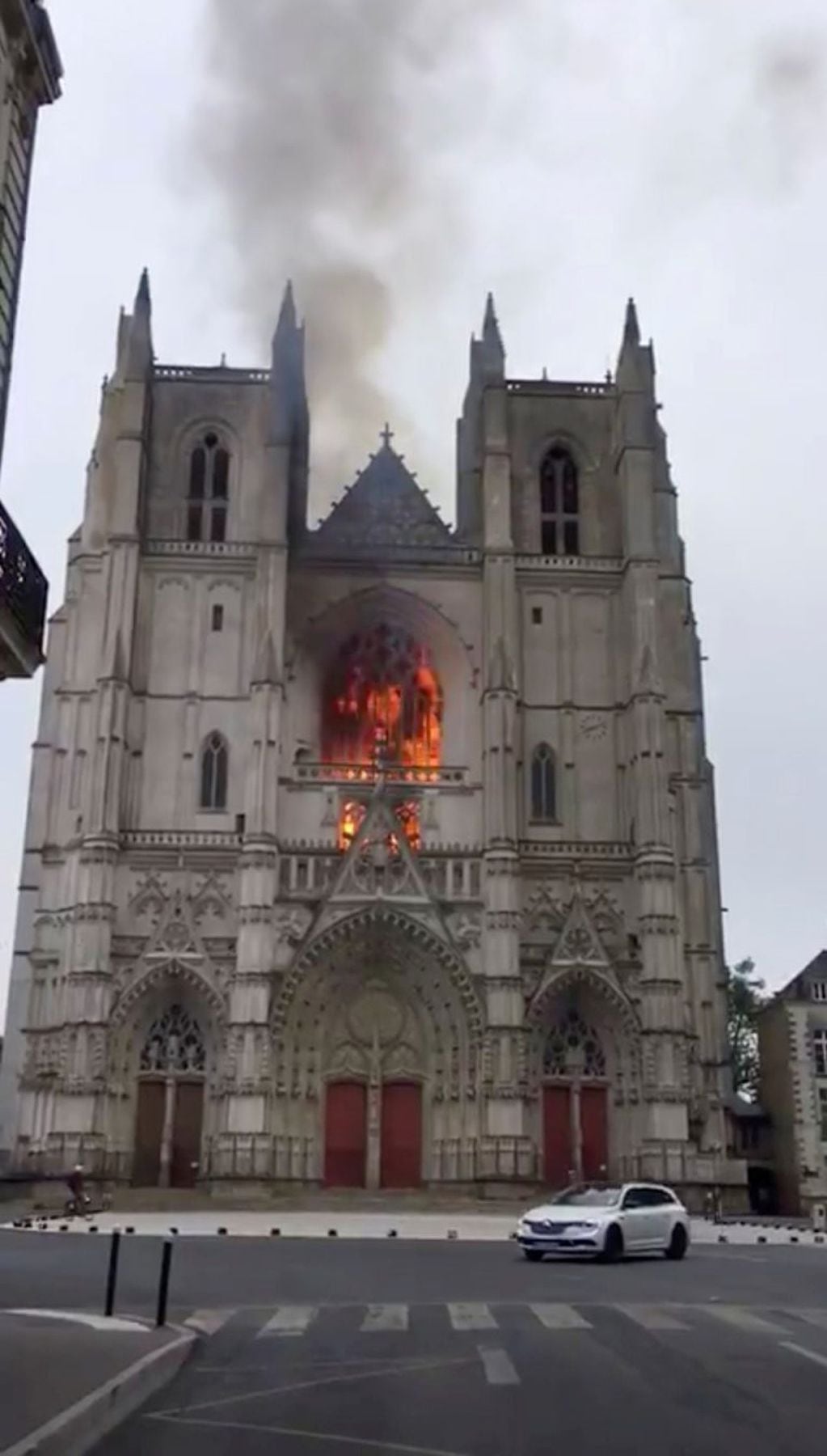 Una vista general del incendio en la catedral de Nante (Foto: Ludovic Stang/via REUTERS)