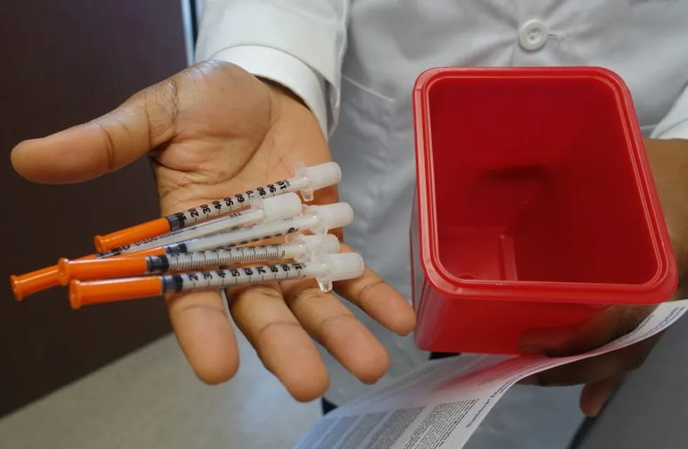 Hansel Tookes, a doctor at the University of Miami, holds needles on November 30, 2016, that will be given away to addicts at a new syringe exchange program, the first ever to open in a city where HIV rates are about double that of most major US cities.                \r\nSyringes, trash and homeless men line the broken sidewalk in a bleak section of downtown Miami where the state's first-ever needle exchange program will open on December 1. / AFP PHOTO / Kerry SHERIDAN / TO GO WITH AFP STORY by Kerry SHERIDAN, \