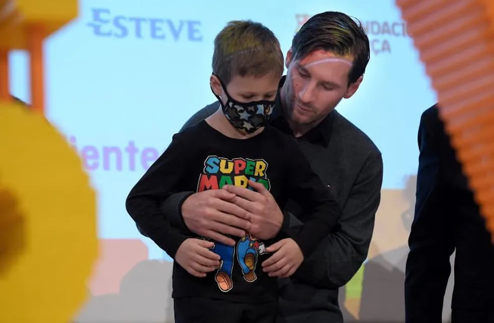 La emoción de Lionel Messi en un evento por la lucha contra el cáncer infantil en Barcelona. Foto: AFP.