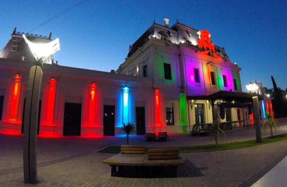 Un joven quiso saltar de un puente aledaño al Centro Cultural Municipal José La Vía en San Luis.