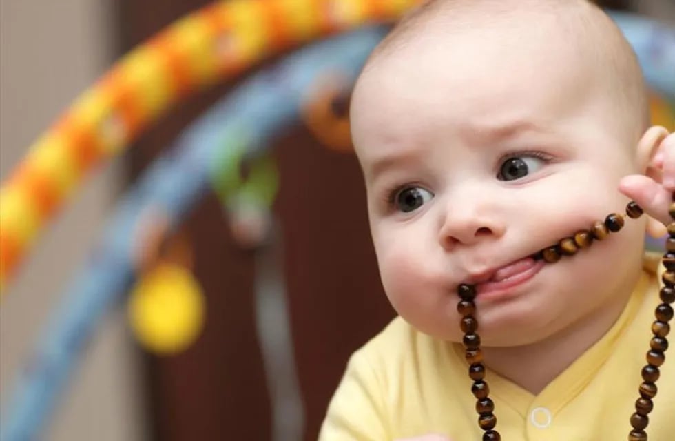 Cómo actuar si los niños se llevan objetos a la boca, nariz u oídos.