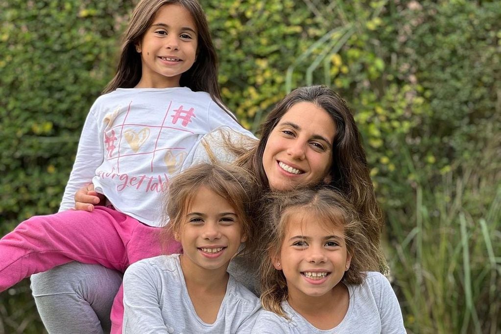 Fernández junto a sus tres hijas. (Instagram).