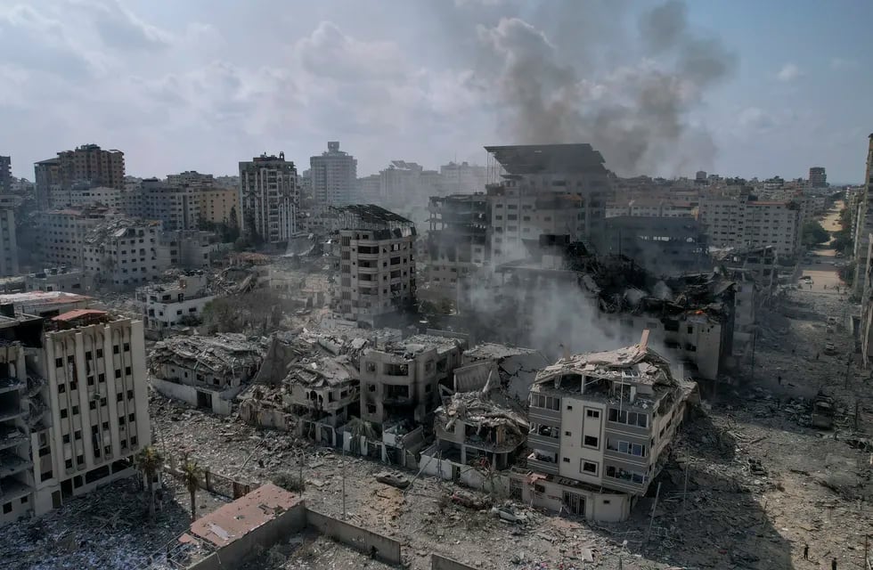 Vista de edificios reducidos a escombros por los aviones israelíes en Ciudad Gaza, martes 10 de octubre de 2023.