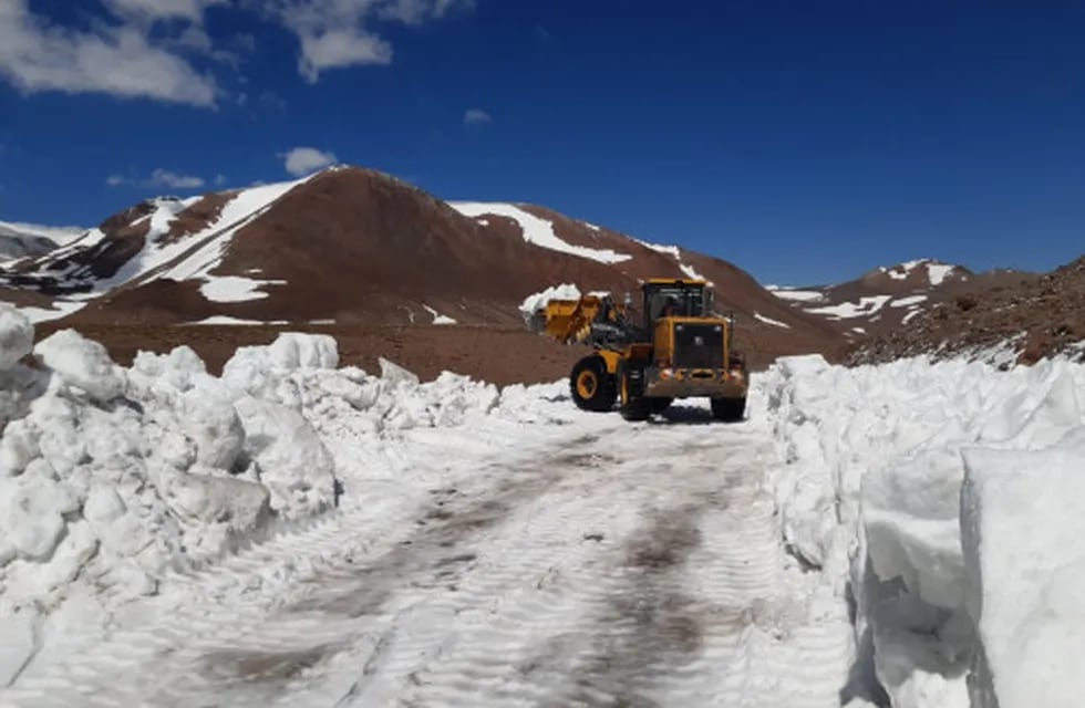 Una topadora de Vialidad Provincial trabaja en un sector de la Ruta 98 camino a la Laguna del Diamante bloqueado por trozos de nieve. Gentileza Vialidad de Mendoza