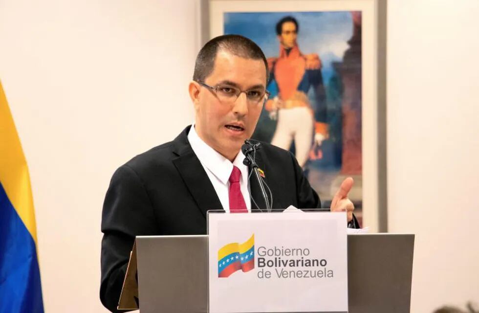 GRAF9688. LA HAYA (Holanda), 13/02/2020.- El ministro de Exteriores de Venezuela, Jorge Arreaza, denunció este jueves a Estados Unidos ante la Corte Penal Internacional (CPI) por crímenes de lesa humanidad debido a las sanciones económicas impuestas a su país. El documento entregado en la corte \