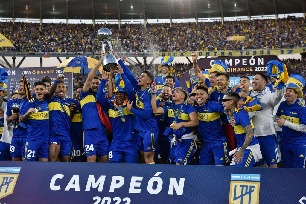 Boca levanta la copa en el Kempes: goleó a Tigre 3-0 y se coronó campeón. (Ramiro Pereyra / La Voz)