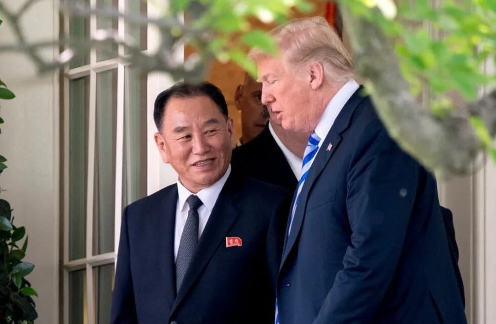 President Donald Trump habla con  Kim Yong Chol