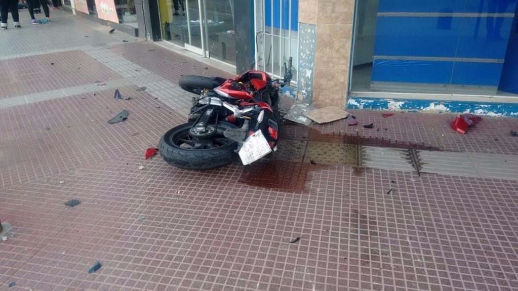 El conductor de la moto sufrió la amputación de un pie.
