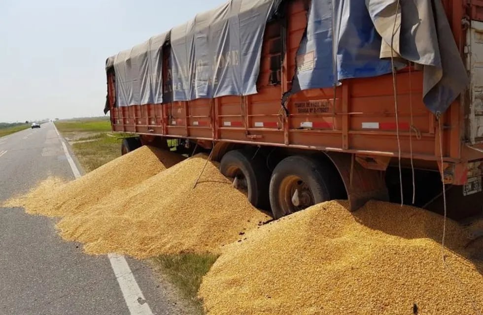 Por el paro de cereales, denuncian ataques a camioneros.