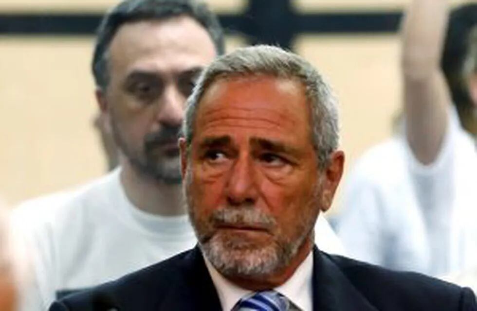 Former Secretary of Transport Ricardo Jaime sits inside a courtroom in front of Paolo Menghini, father of Lucas Menghini Rey, one of the victims of a 2012 train crash, in Buenos Aires, December 29, 2015. Jaime is one of the secretaries of transport from the government of former President Cristina Fernandez de Kirchner who are on trial for their alleged responsibility in the Once train station crash, which resulted in 51 people dead and more than 700 people injured. The sentence is to be announced on Tuesday. REUTERS/Marcos Brindicci  buenos aires ricardo jaime tragedia ferroviaria once juicio sentencia accidente ferrocarril sarmiento once juicio sentencia imputados sentencia condena funcionarios