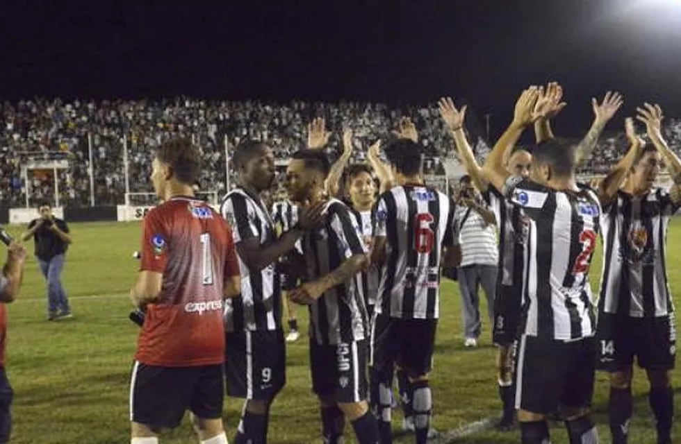 Central Córdoba obtuvo los puntos del partido contra Estudiantes de Río Cuarto y ahora es líder del Pentagonal.