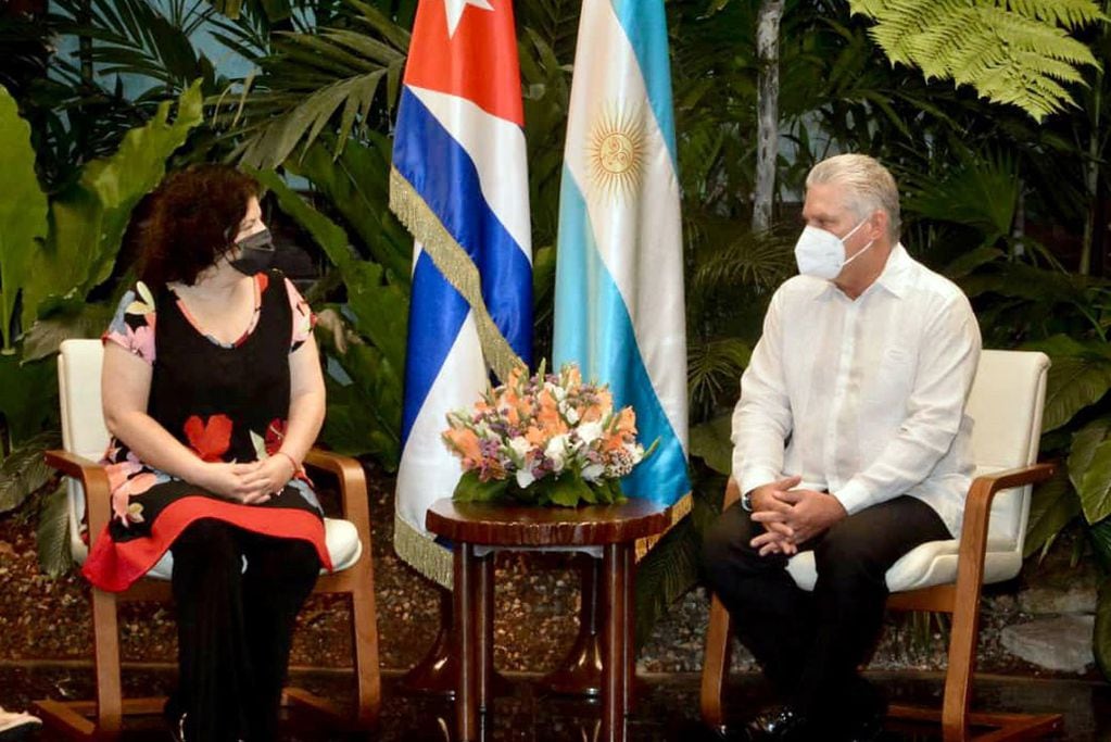 La ministra de Salud, Carla Vizzotti, se reunió en La Habana con el presidente de Cuba, Miguel Díaz-Canel Bermúdez, en el marco de la visita que realizó a ese país para interiorizarse sobre el avance en la elaboración de las vacunas contra el coronavirus Soberana02 y Abdala.