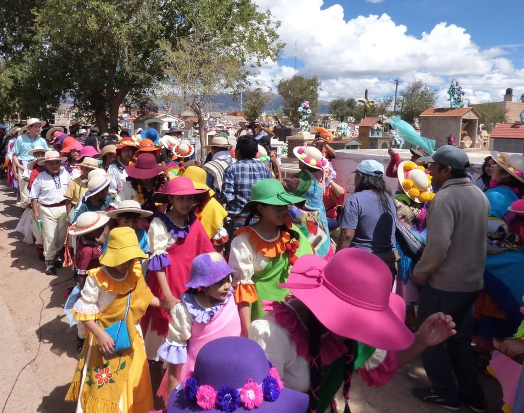 Academias de danzas de la Quebrada de Humahuaca sumaron su presencia en los homenajes al autor de "El Humahuaqueño" en el cementerio San Antonio.