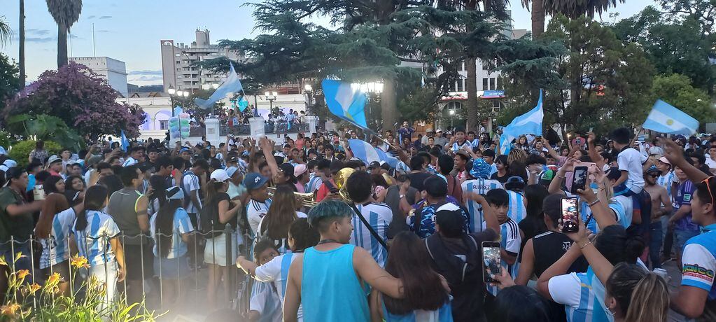 Hasta las primeras horas e la noche se extendió el festejo en la plaza Belgrano el sábado pasado, cuando la "scaloneta" superó a los "socceroos".