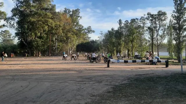Jóvenes juntando basura en el Balneario Municipal de Arroyito