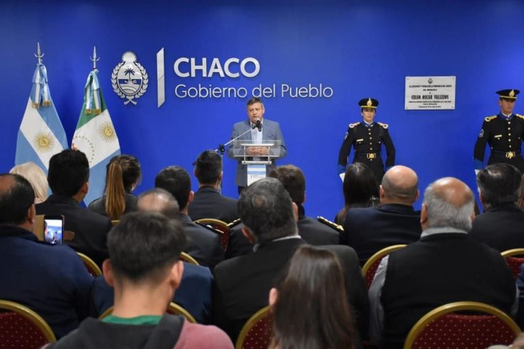 Domingo Peppo encabezó  el descubrimiento de una placa en reconocimiento a Celso Oscar Vallejos, tripulante del Ara San Juan (http://comunicacion.chaco.gov.ar).