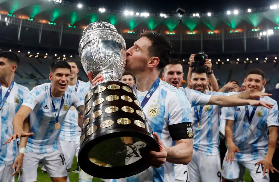 ARCHIVO - El atacante argentino Lionel Messi besa el trofeo de la Copa América tras la victoria 1-0 ante Brasil en la final, el 10 de julio de 2021, en el estadio Maracaná de Río de Janeiro. (AP Foto/Bruna Prado)