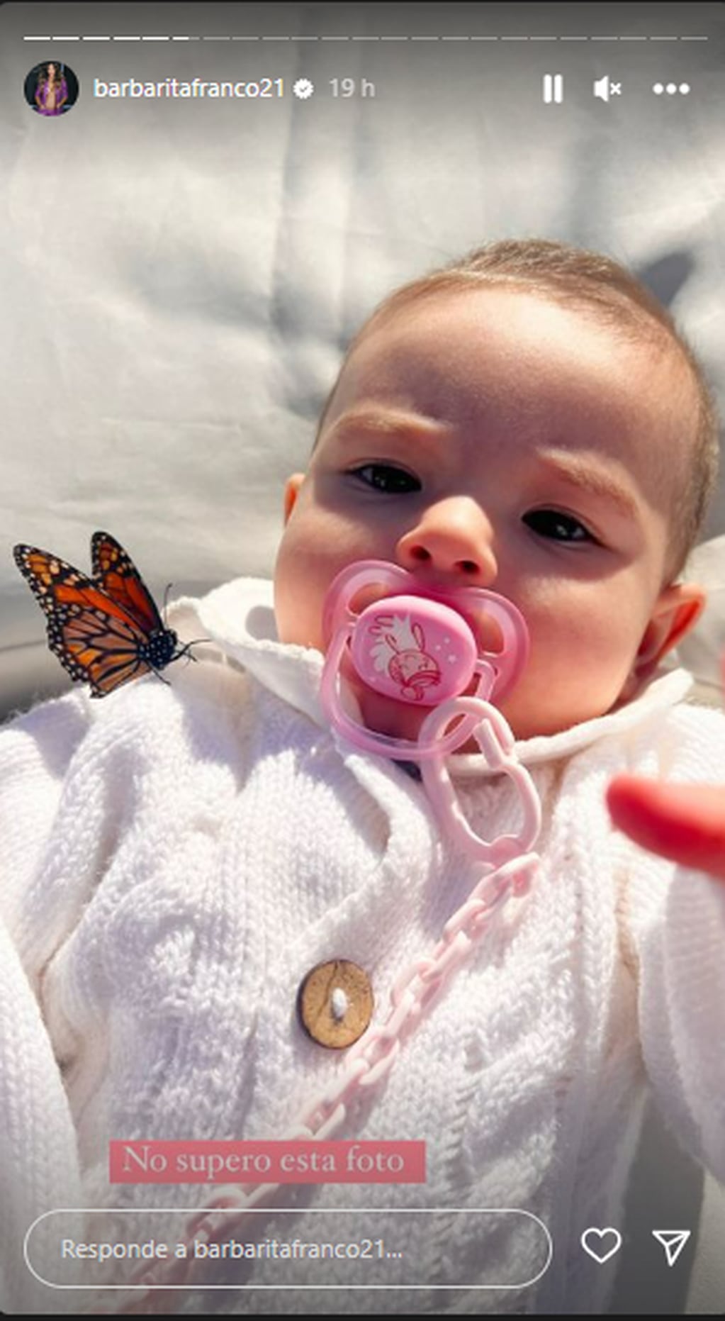La foto de Sarah, la hija de Barby Franco, con una mariposa.