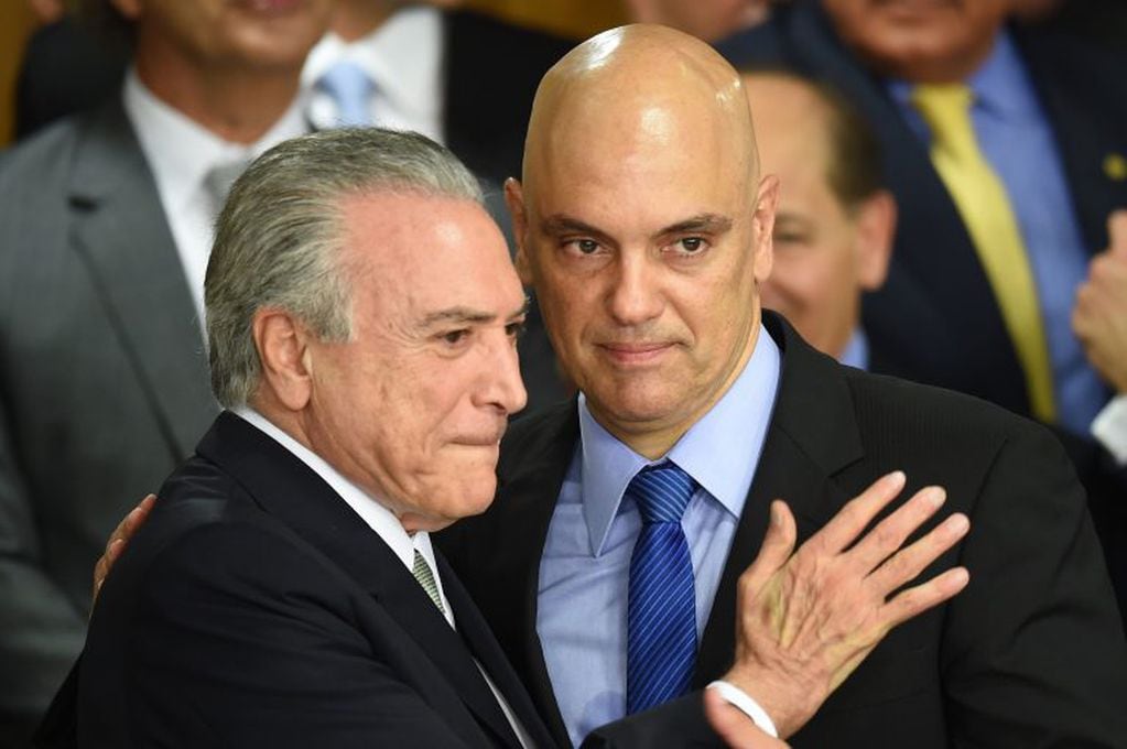Alexandre de Moraes (d) junto al expresidente Michel Temer, de quien fue ministro de Justicia (AFP)