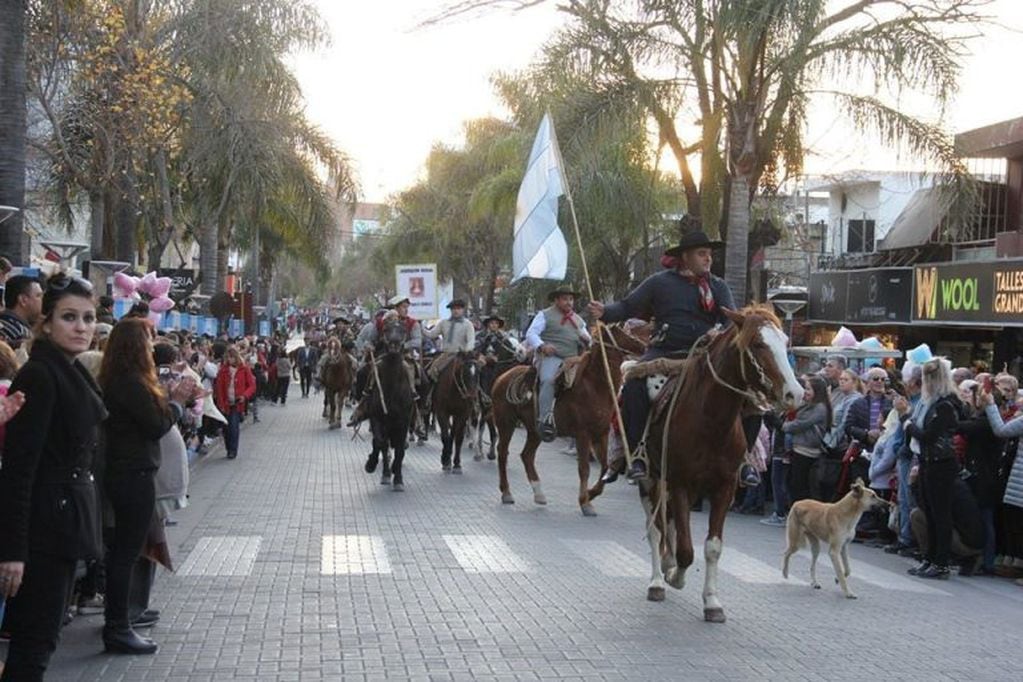 El tradicional desfile gaucho en pleno centro de Carlos Paz.