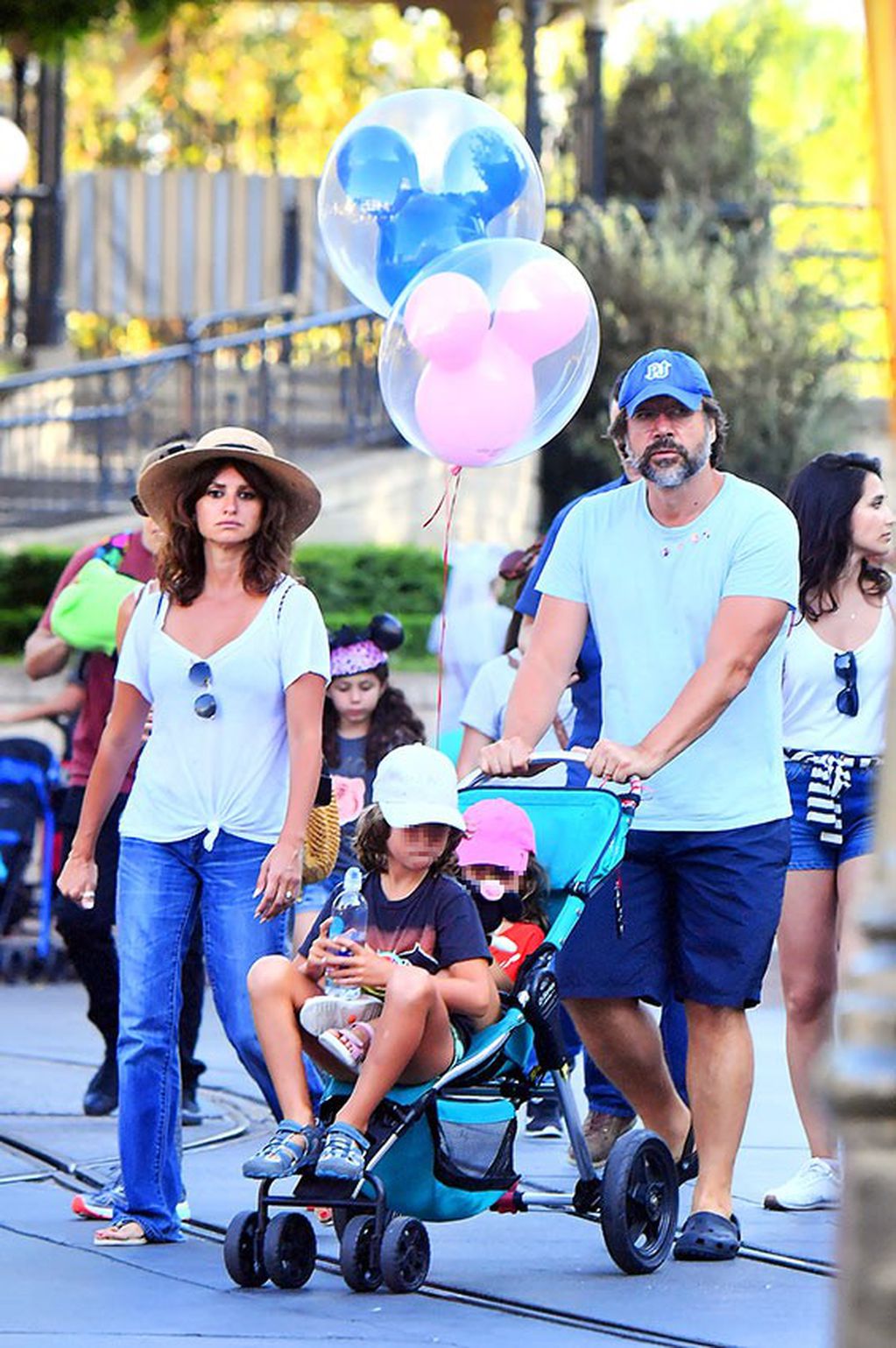 Cruz junto a sus hijos y a su esposo en unas vacaciones en Disney (web)