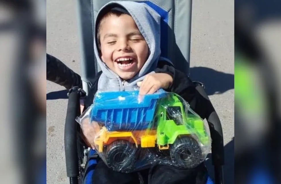 Robaron la silla de ruedas de un niño mendocino con parálisis cerebral y piden ayuda para recuperarla.