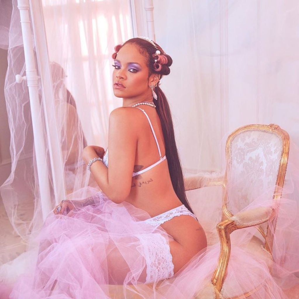 Rihanna presenta una colección de ropa interior (Web)