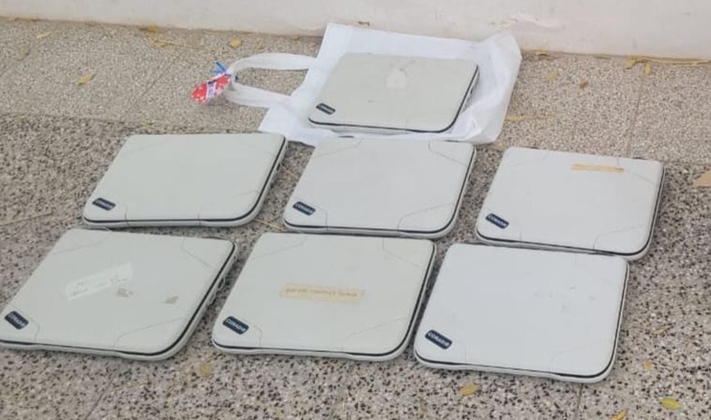 Siete netbooks fueron halladas en el patio del jardín. (Policía de Córdoba)