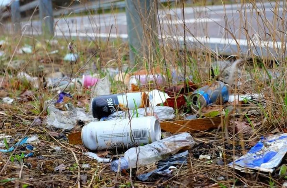 Un recolector de basura pide a los vecinos tomar conciencia a la hora de dejar los residuos en la calle