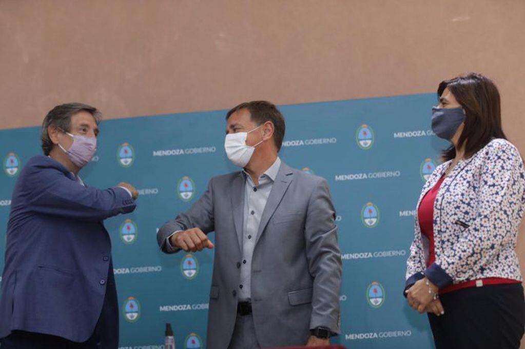 El gobernador Rodolfo Suárez y el intendente Emir Félix con la ministra de Turismo Mariana Juri por la firma de un convenio para un centro de servicios turísticos en Valle Grande. 