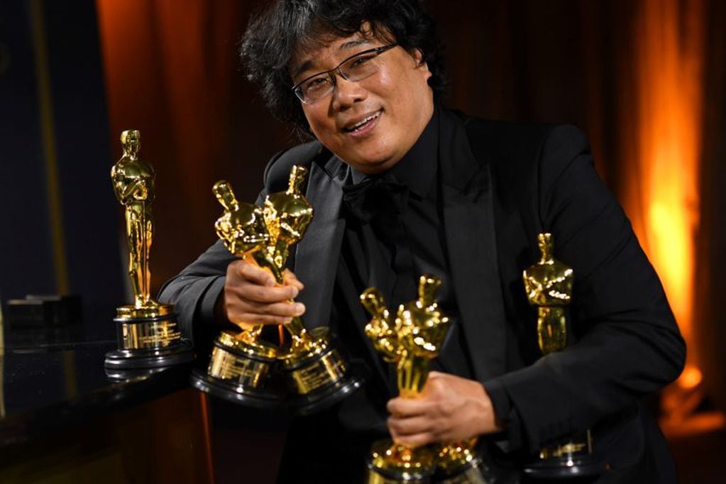 Bong Joon Ho con todas las estatuillas que ganó en los Oscars 2020. (Foto: VALERIE MACON / AFP)