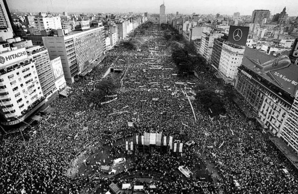 Imagen histórica de la vuelta de la Democracia en la Argentina.