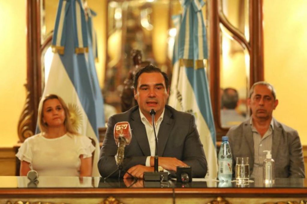 Conferencia de prensa del gobernador Valdés.