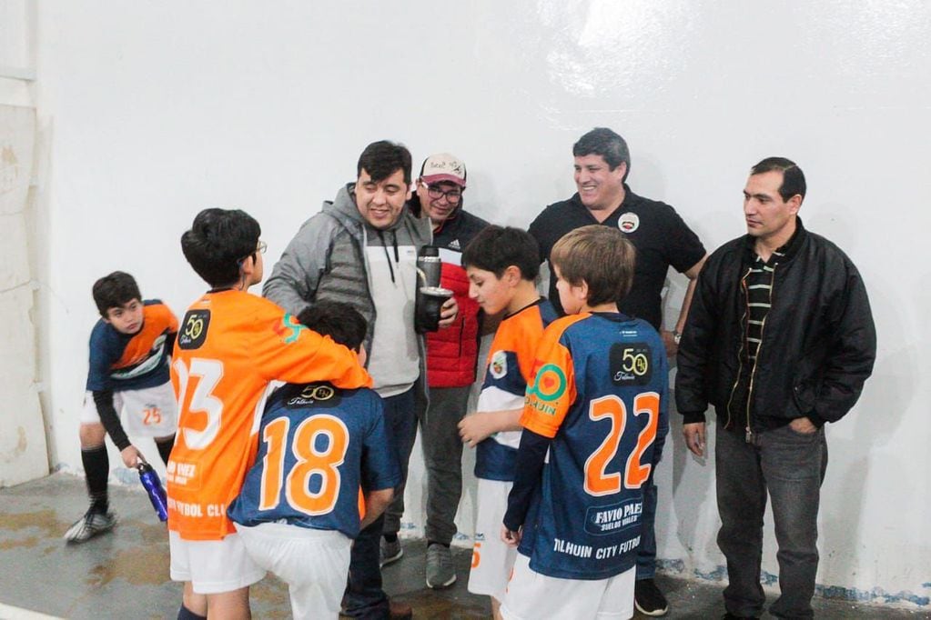 El intendente de Tolhuin, Daniel Harrington, se hizo presente y participó de la apertura del 1° Torneo de Futsal Infantil en la ciudad mediterránea.