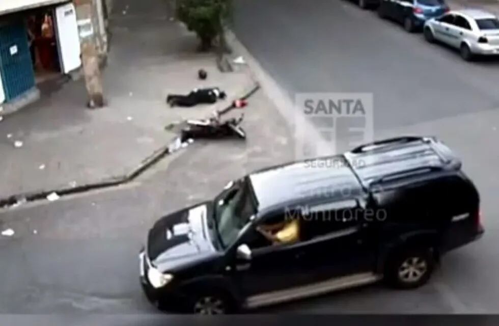 El accidente ocurrió en la esquina de Urquiza y Crespo y quedó registrado en las cámaras de videovigilancia. (Captura de pantalla)