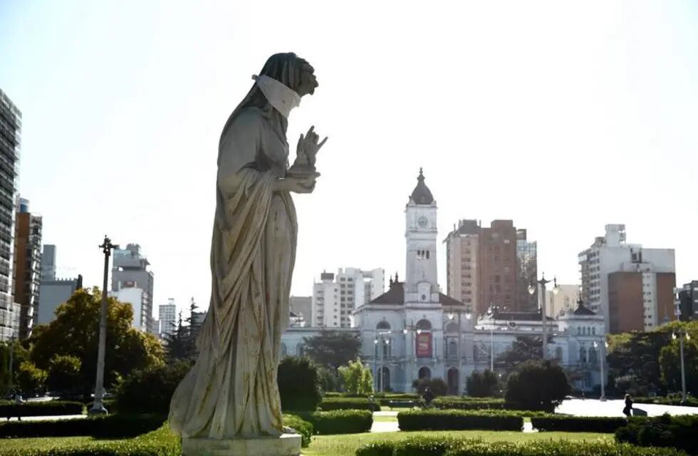 La Municipalidad de La Plata colocó tapabocas a estatuas y monumentos emblemáticos para generar conciencia sobre el uso del tapabocas (Municipalidad de La Plata)