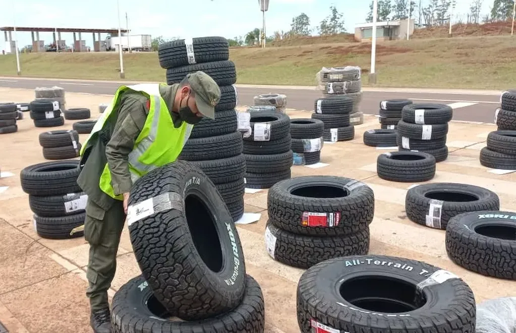 Gendarmería Nacional decomisó neumáticos de contrabando-