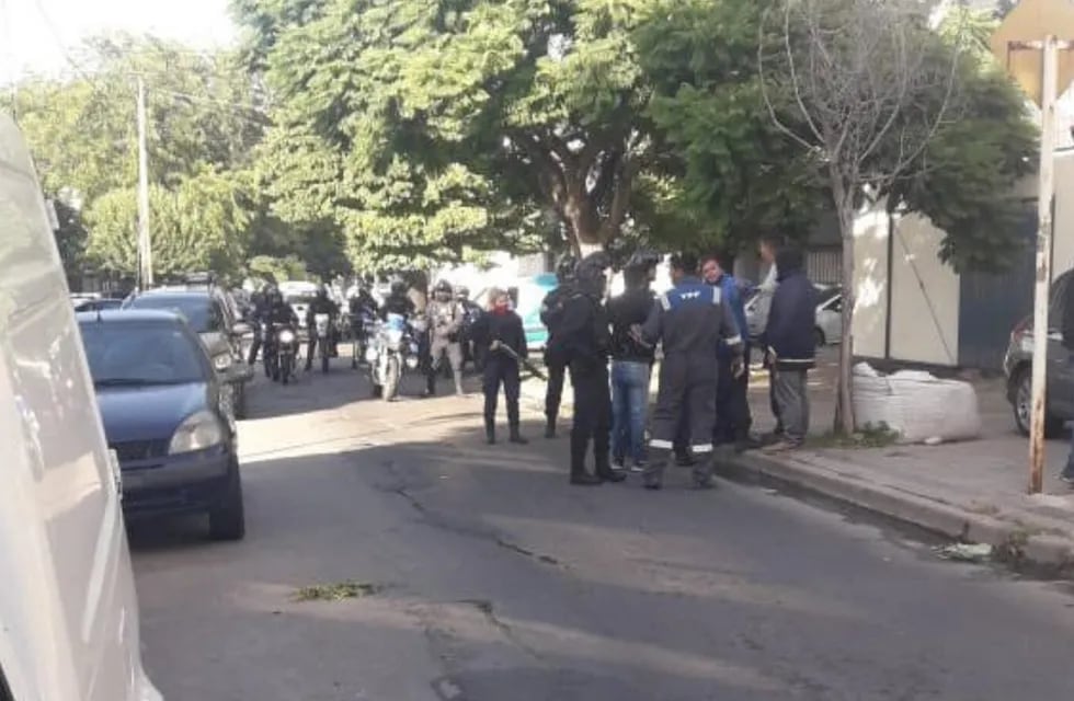 Disturbios entre dos grupos de sindicalistas frente a un colegio en La Plata