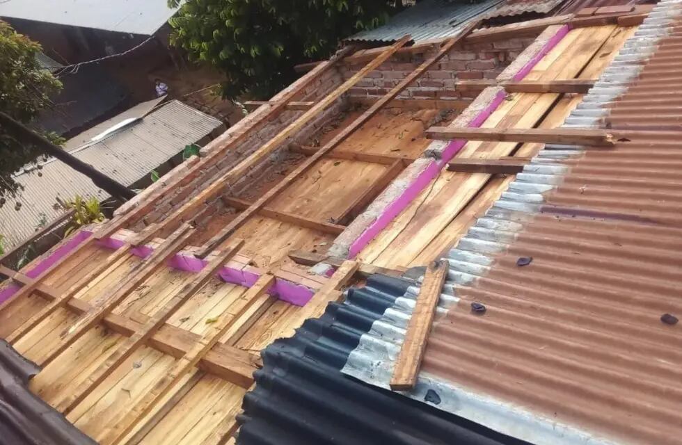 Más de 30 familias resultaron afectadas por voladuras de techos.