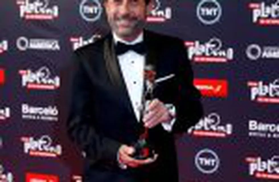 Actor Guillermo Francella poses with the award of best actor during the Platino award in Punta del Este, Uruguay, July 25, 2016. REUTERS/Andres Stapff punta del este uruguay guillermo francella Premios Platino 2016 actor argentina premio mejor actor por el clan Premios Platino del Cine Iberoamericano