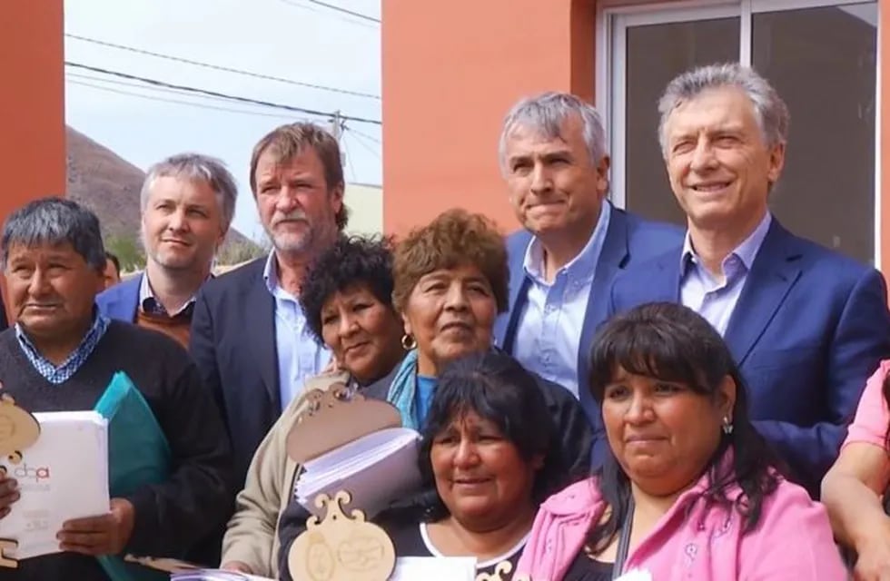 El Presidente Mauricio Macri y el Gobernador Gerardo Morales, encabezaron el acto de entrega oficial de viviendas recuperadas y escrituras a familias de Volcán.