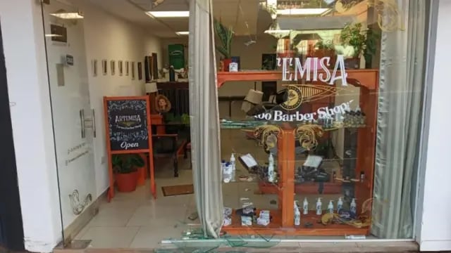 Rompieron la vidriera de un local en Puerto Rico y sustrajeron varios objetos
