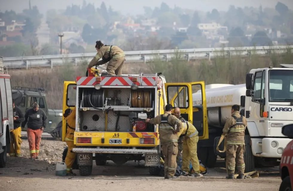 Bomberos Voluntarios abocados a diferentes incendios en las sierras cordobesas. (Foto: Gobierno de Córdoba).
