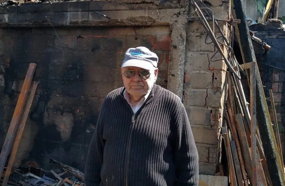 Abuelo perdió todo en el incendio de su carpintería. (Facebook)